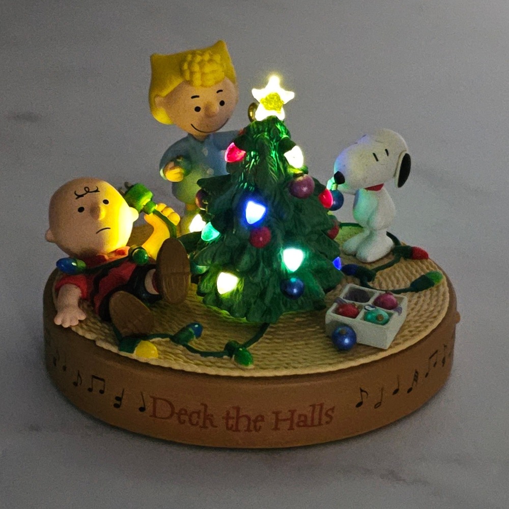 Hallmark Peanuts Gallery Deck the Halls 2006 Musical Figurine Snoopy Charlie VTG